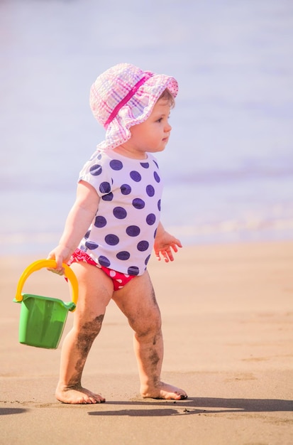 Menininha, tocando, praia