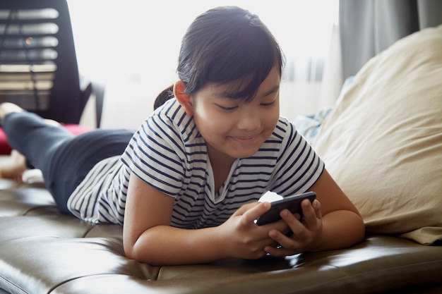 Menininha, usando telefone móvel