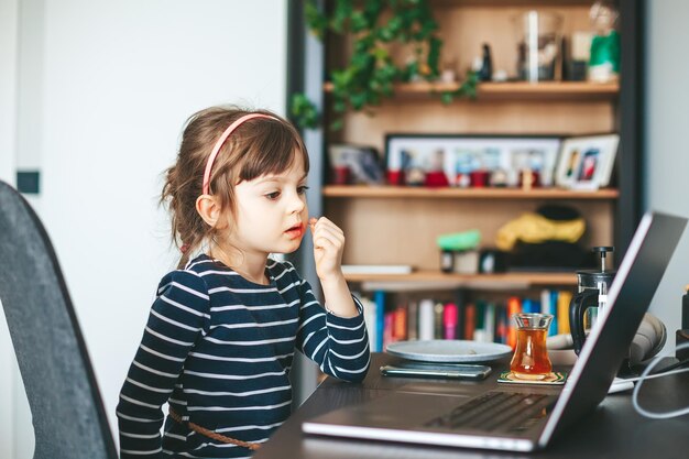 Menininha, usando, um, laptop