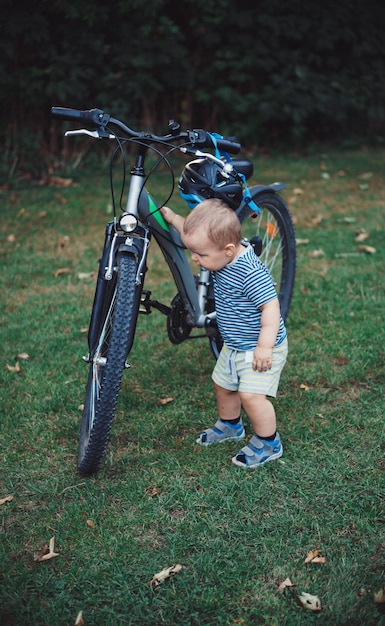 Menino a andar de bicicleta no campo