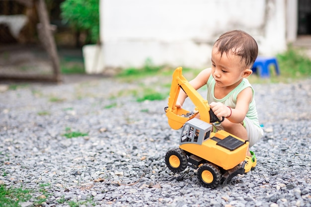 Foto menino a brincar com um carro de brinquedo