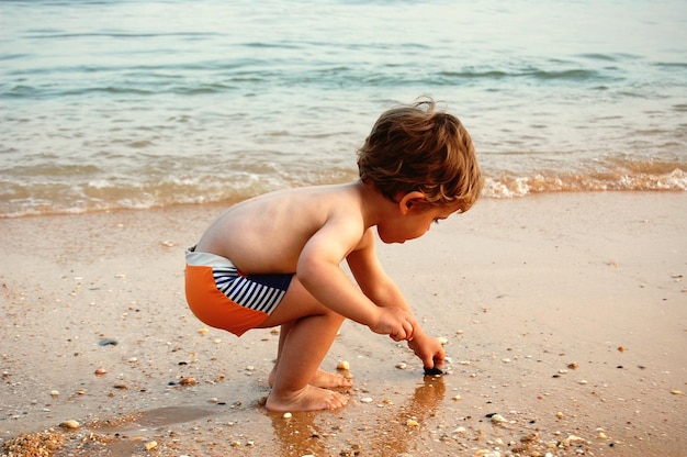 Menino a brincar na praia