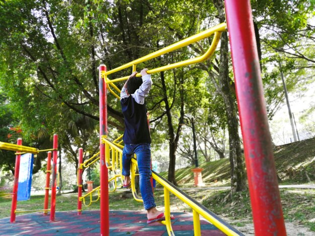 Foto menino a brincar no parque infantil