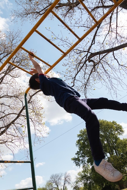 Menino a divertir-se no parque infantil