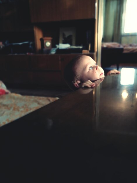 Menino à mesa em casa