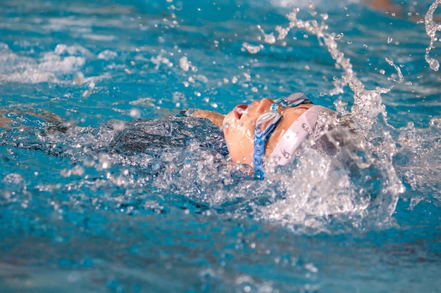 Foto menino a nadar na piscina .