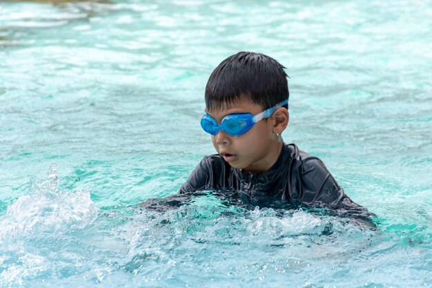 Foto menino a nadar na piscina