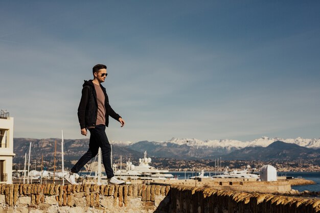 Menino admirando a paisagem de uma montanha nevando em antibes, frança