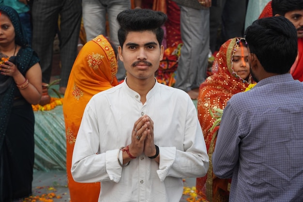 Menino adolescente indiano celebrando o festival chhath pooja