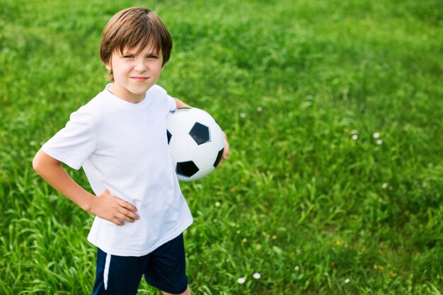 Foto menino adolescente no campo de jogo do time de futebol