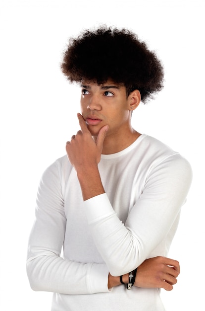 Menino adolescente pensativo com penteado afro