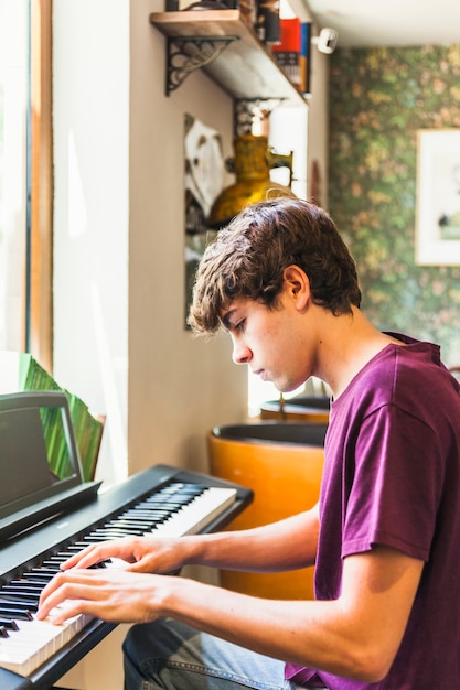 Foto menino adolescente, tocando, piano elétrico