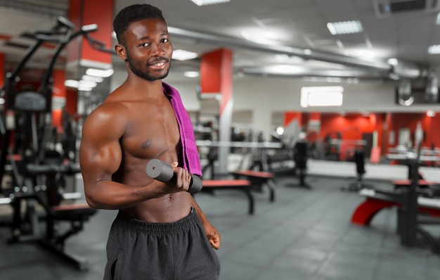 Menino afro-americano na academia