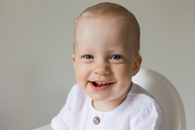 Foto menino alegre na cadeira alta, saúde, espaço para texto, banner, cartão