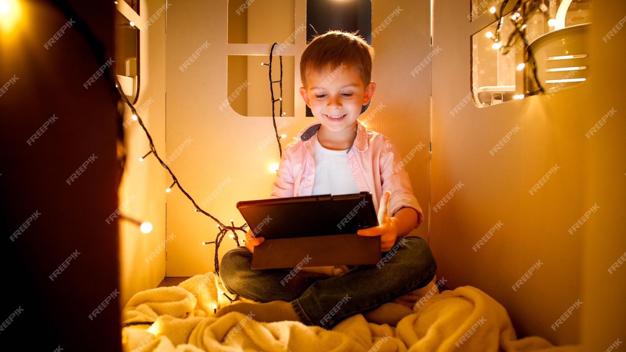 Foto de Feliz Sorrindo Menino Alegre Assistindo Desenhos Animados E Jogando  Jogos No Tablet Computador À Noite Conceito De Educação Infantil E Estudo À  Noite e mais fotos de stock de Criança 