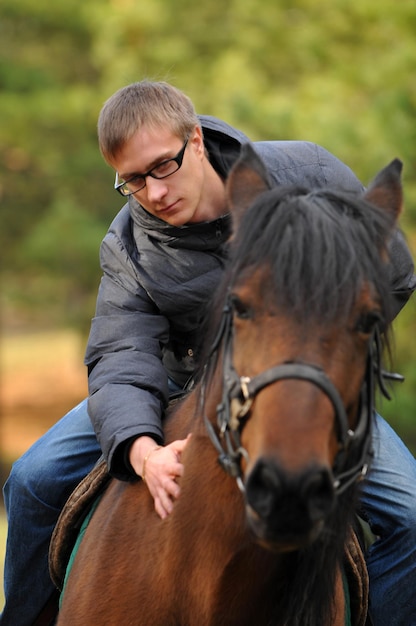 Menino anda a cavalo