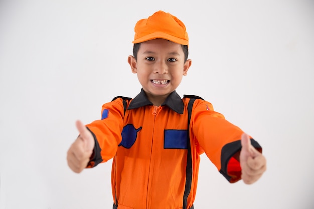 Menino asiático com uniforme técnico, engenheiro ou astronauta