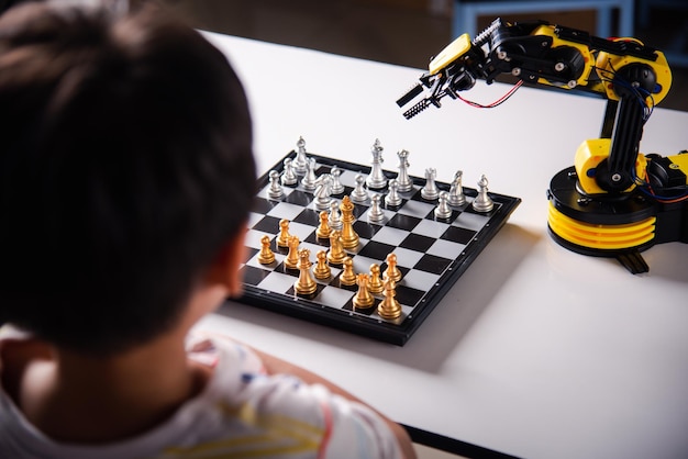 Robô com rosto humano jogando xadrez contra a tela do computador exibindo  oponente virtual generativo ai