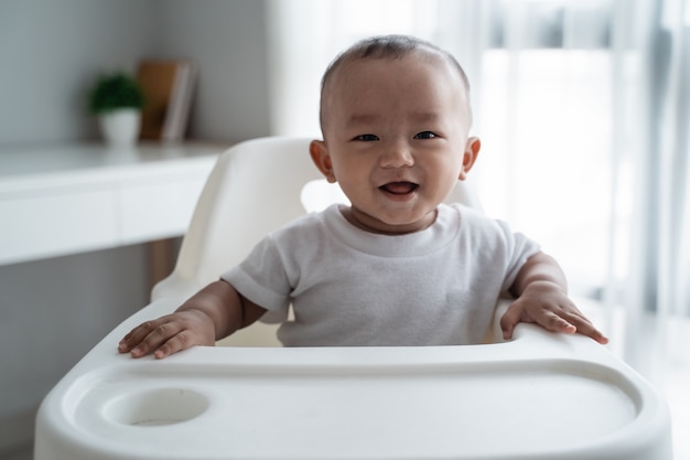 Menino asiático, sorrindo para a câmera