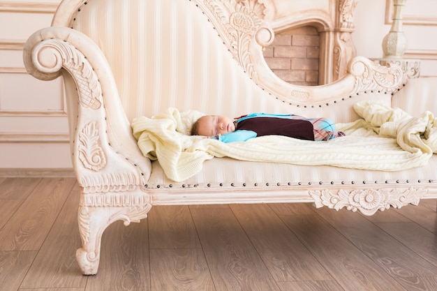 Foto menino bebê dormindo no sofá