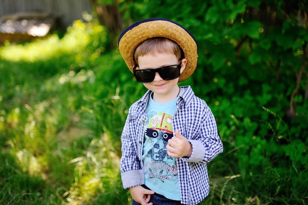 Menino bebê, em, um, chapéu, e, óculos de sol