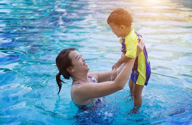 menino bebê primeira vez em uma piscina