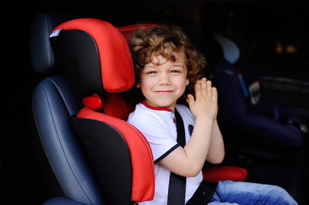 Menino bebê, sentando, em, um, criança vermelha, assento carro