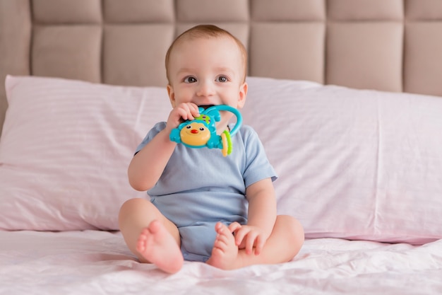 Menino bebê, sorrindo, cama