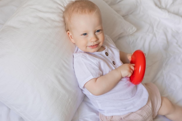 menino bonitinho brincando com brinquedos no cobertor, saúde, banner, cartão, espaço para texto