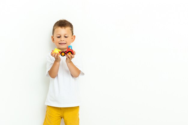 Menino bonitinho brincando com um brinquedo