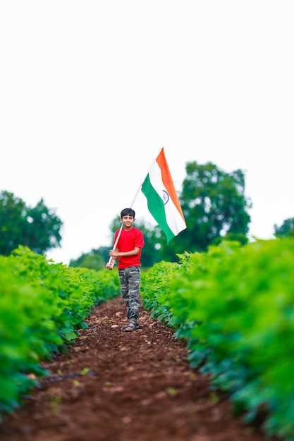 Menino bonitinho com bandeira Tricolor nacional indiana