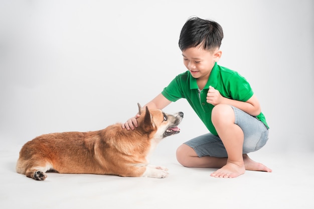 Menino bonitinho com cachorro isolado