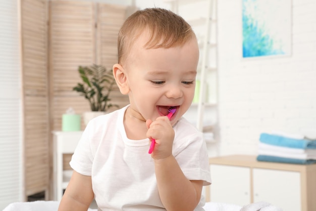 Menino bonitinho com escova de dentes no fundo desfocado