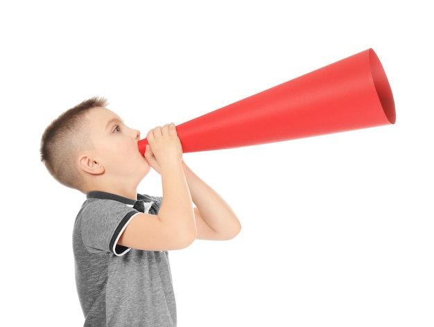 Menino bonitinho com megafone de papel em branco