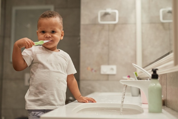 Foto menino bonitinho escovar os dentes
