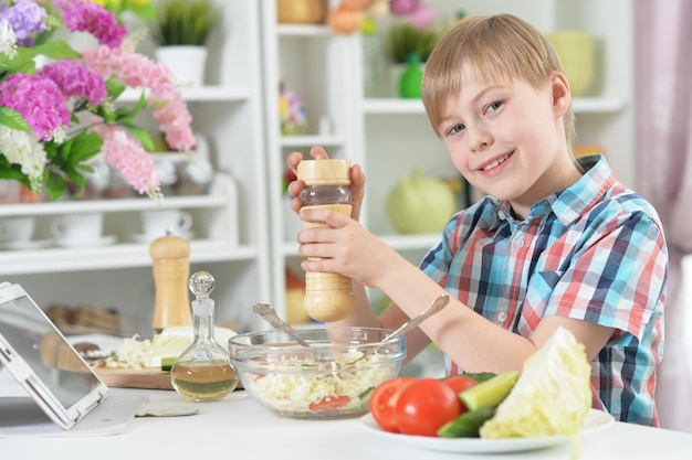 Menino bonitinho fazendo o jantar