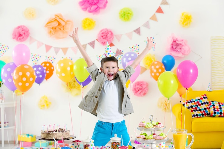 Foto menino bonitinho feliz na festa de aniversário