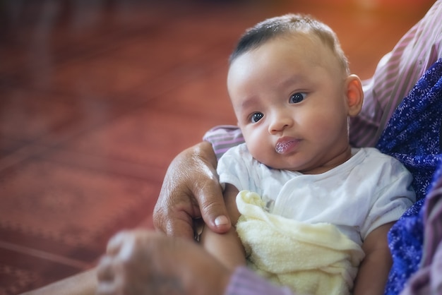 Menino bonitinho no 1 mês de idade