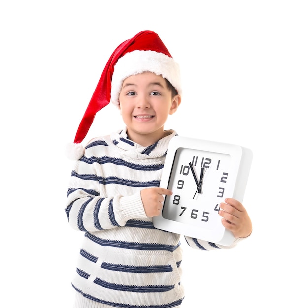 Menino bonito com chapéu de Papai Noel com relógio no fundo branco. Conceito de contagem regressiva de natal