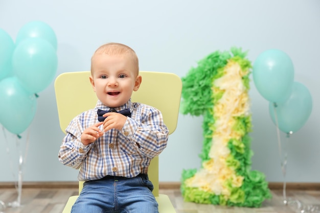 Menino bonito com decoração de aniversário