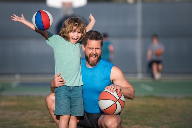 Menino bonito com pai jogando basquete pai e filho passando um tempo juntos pai e filho brincando ao ar livre