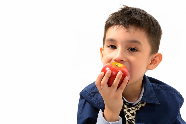 menino bonito comendo maçã