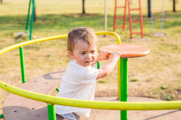 Menino bonito criança ou criança brincando no playground.