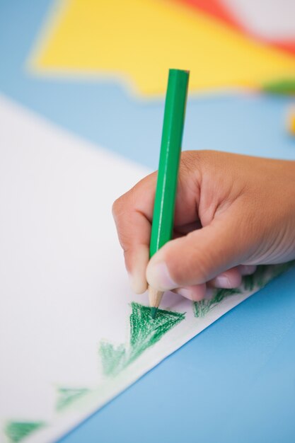 Foto menino bonito desenhando na mesa