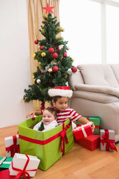 Menino bonito e bebê irmão no natal