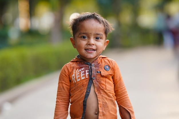 Menino bonito indiano pobre sorrindo olho bonito CP Nova Delhi Delhi Índia 14 de janeiro de 2023