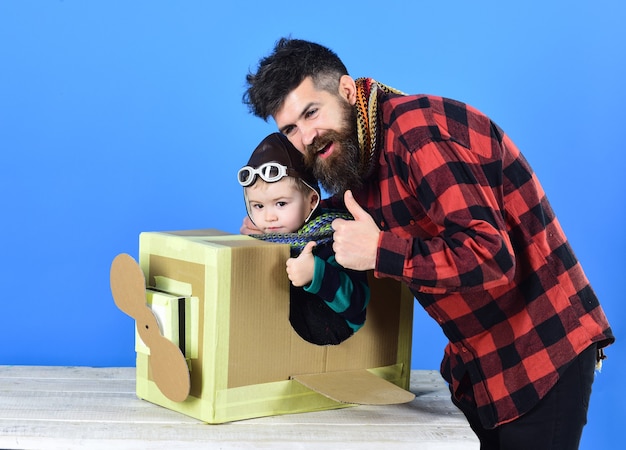 Menino bonito. menino bonito, brincando com o avião de papelão. papelão estilo retro