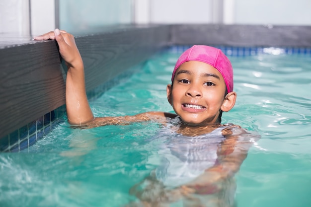 Menino bonito nadando na piscina