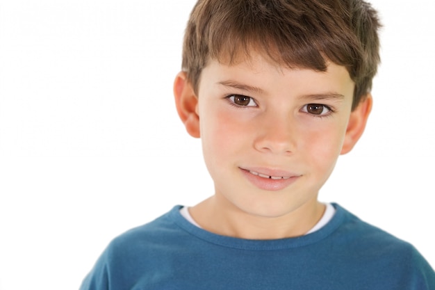 Foto menino bonito sorrindo para a câmera