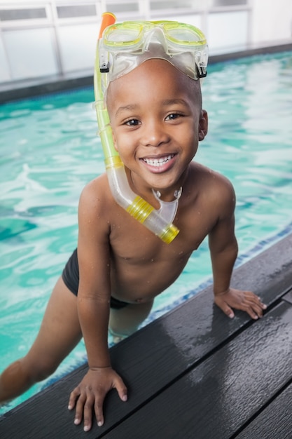 Menino bonito vestindo snorkel e óculos de proteção